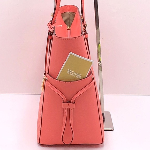 MICHAEL KORS GILLY LARGE DRAWSTRING TRAVEL TOTE GRAPEFRUIT SIGNATURE - Picture 7 of 16